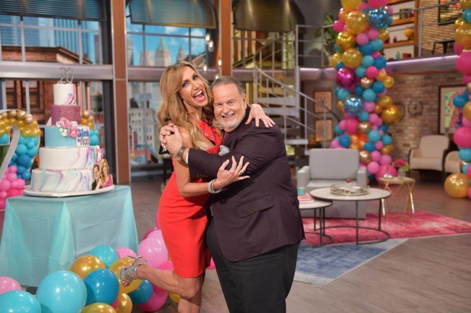 Lili Estefan and Raúl de Molina, hosts of El Gordo y la Flaca’, in a publicity shot celebrating the show’s 20th anniversary in September 2018.