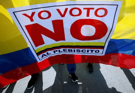 Demonstrators shout "I vote NO to the plebiscite" to protest the government's peace agreement with the Revolutionary Armed Forces of Colombia (FARC) in Cartagena, Colombia September 26, 2016. REUTERS/John Vizcaino