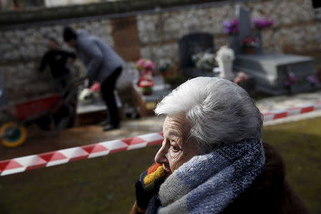 Ascension Mendieta, daughter of Timoteo Mendieta, who was shot in 1939, attends the exhumation of her father's remains at Guadalajara's cemetery, Spain, January 19, 2016. REUTERS/Juan Medina