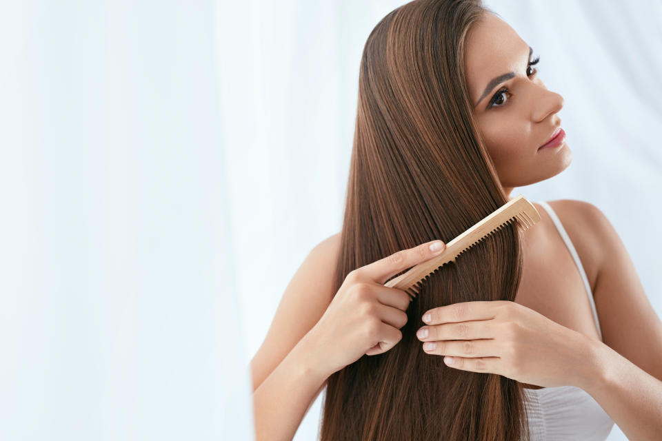 Entre los cuidados del cabello graso es muy importante mantener hidratados medios y puntas. (Getty Creative)