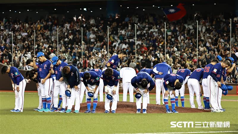 台灣隊賽後有圍著投手丘敬禮的習慣。（資料圖／記者劉彥池攝影）