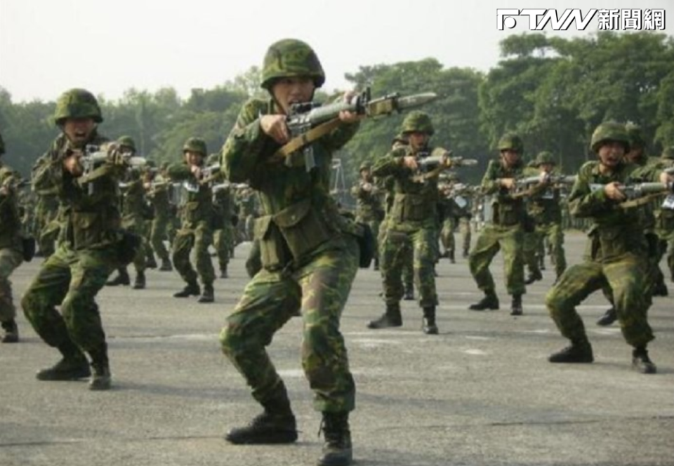 義務役男兵竟為了放假而結婚。（圖／翻攝畫面）