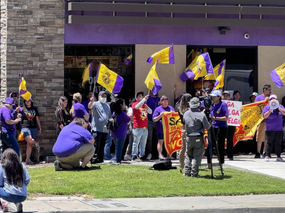 聖荷西塔可鐘快餐店的員工罷工，要求縣立法機構通過立法來保障快餐業員工的權益。（記者徐蓓蓓／攝影）