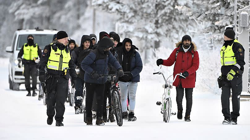 En otoño de 2023, Finlandia fue testigo de la afluencia de inmigrantes que intentaban cruzar desde Rusia al país.