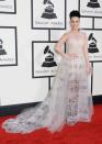 <p>Katy était particulièrement élégante et naturelle vêtue de cette longue robe en tulle couleur chair ornée de petites notes de musiques originales. [<i>Photo : Getty</i>]</p>