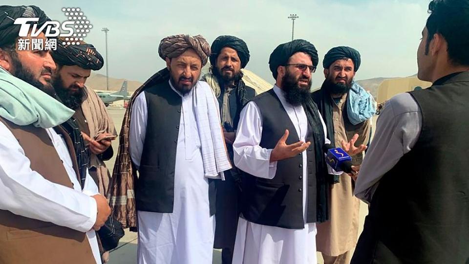 塔利班高層在機場跑道慶祝勝利。（圖／達志影像美聯社）