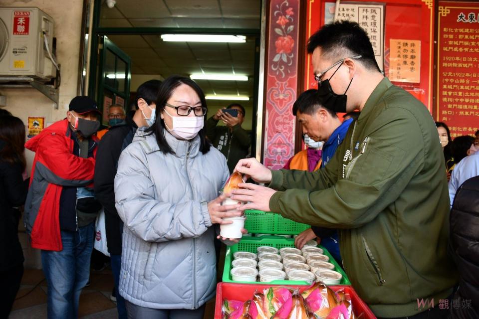 ▲彰化市「大東門福德祠」舉行土地公祝壽慶賀祭典，以豐盛的供品祭拜土地公，「麻糬」也是不可少的供品。（記者陳雅芳攝）