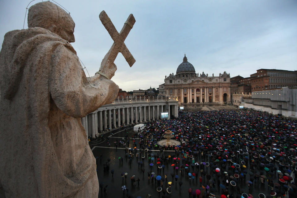 �¿VATICAN CITY, VATICAN - MARCH 13: People gather in St Peter's Square as they wait for news on the election of a new Pope on March 13, 2013 in Vatican City, Vatican. Pope Benedict XVI's successor is being chosen by the College of Cardinals in Conclave in the Sistine Chapel. The 115 cardinal-electors, meeting in strict secrecy, will need to reach a two-thirds-plus-one vote majority to elect the 266th Pontiff. (Photo by Joe Raedle/Getty Images)