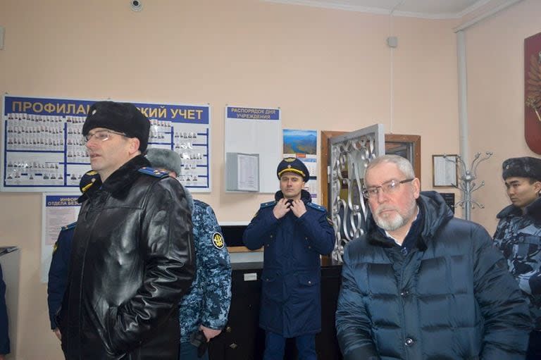 En esta foto publicada por el Defensor de los Derechos Humanos del Distrito Autónomo de Yamalo-Nenets el viernes 15 de diciembre de 2023, un grupo de oficiales visita una colonia penitenciaria en la ciudad de Kharp, en la región de Yamalo-Nenetsk, a unos 1900 kilómetros al noreste de Moscú.