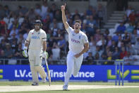 England's Matthew Potts celebrates after dismissing New Zealand's Will Young during the third day of the third cricket test match between England and New Zealand at Headingley in Leeds, England, Saturday, June 25, 2022.. (AP Photo/Rui Vieira)