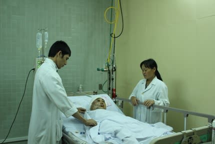 A doctor from Cho Ray Hospital and Dung's mother in her ICU room. (Photo courtesy of VTC News)