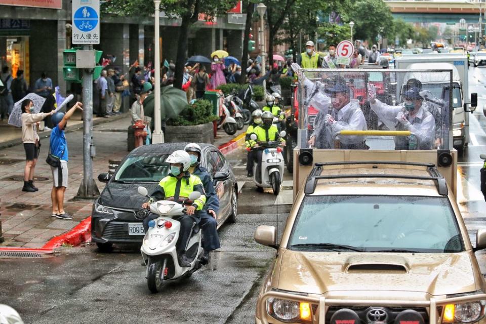 民進黨台北市長候選人陳時中24日舉行「台北車掃中 大安區–文山區」車掃活動，一路上遇到許多比倒讚或比出6的民眾。（杜宜諳攝）