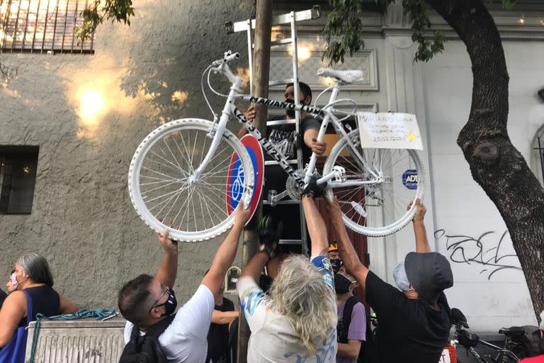 Familiares y amigos colocando la bicicleta de Mariano en Centenera y Estrada