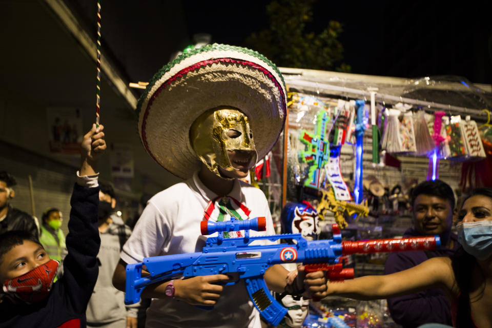 <p>A pesar de las restricciones por la pandemia, algunas personas se acercaron al zócalo a celebrar(Photo by Cristian Leyva/NurPhoto via Getty Images)</p> 