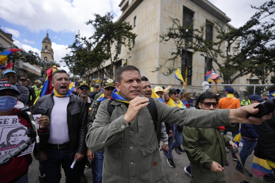 Manifestantes antigobierno se reúnen afuera de la Corte Suprema en Bogotá, Colombia, el jueves 22 de febrero de 2024. La Corte Suprema de Colombia está llamada a elegir al nuevo fiscal general. (AP Foto/Fernando Vergara)