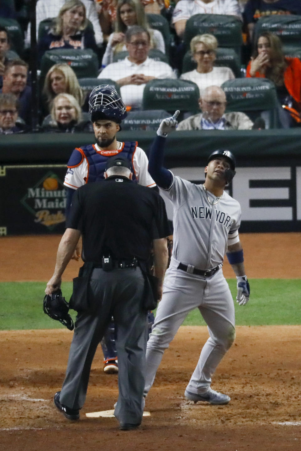 El venezolano Gleyber Torres, de los Yanquis de Nueva York, festeja tras conectar un cuadrangular ante los Astros de Houston, el sábado 12 de octubre de 2019, en el primer juego de la Serie de Campeonato de la Liga Americana (AP Foto/Sue Ogrocki)