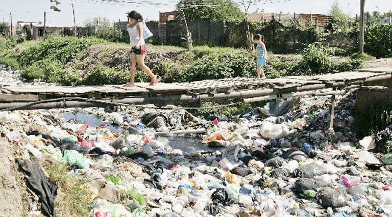 Olores fétidos y mugre en el Riachuelo, que espera por su saneamiento hace siglos