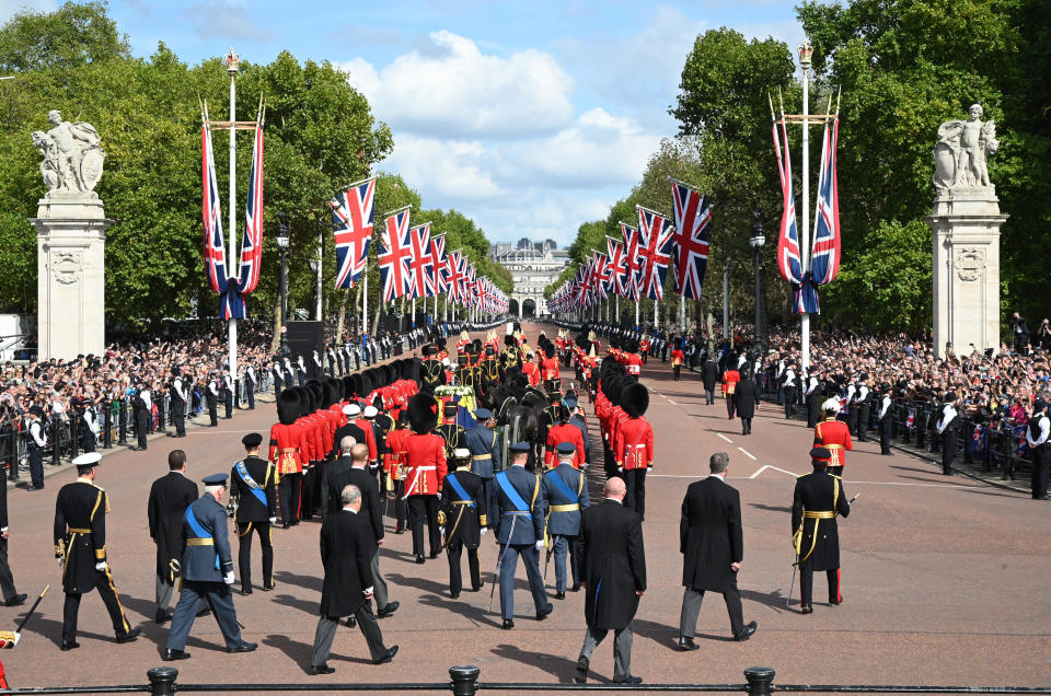 LONDON, ENGLAND - SEPTEMBER 14: The Queen’s funeral cortege makes its way along The Mall from Buckingham Palace  during the procession for the Lying-in State of Queen Elizabeth II on September 14, 2022 in London, England. Queen Elizabeth II's coffin is taken in procession on a Gun Carriage of The King's Troop Royal Horse Artillery from Buckingham Palace to Westminster Hall where she will lay in state until the early morning of her funeral. Queen Elizabeth II died at Balmoral Castle in Scotland on September 8, 2022, and is succeeded by her eldest son, King Charles III.  (Photo by Leon Neal/Getty Images)