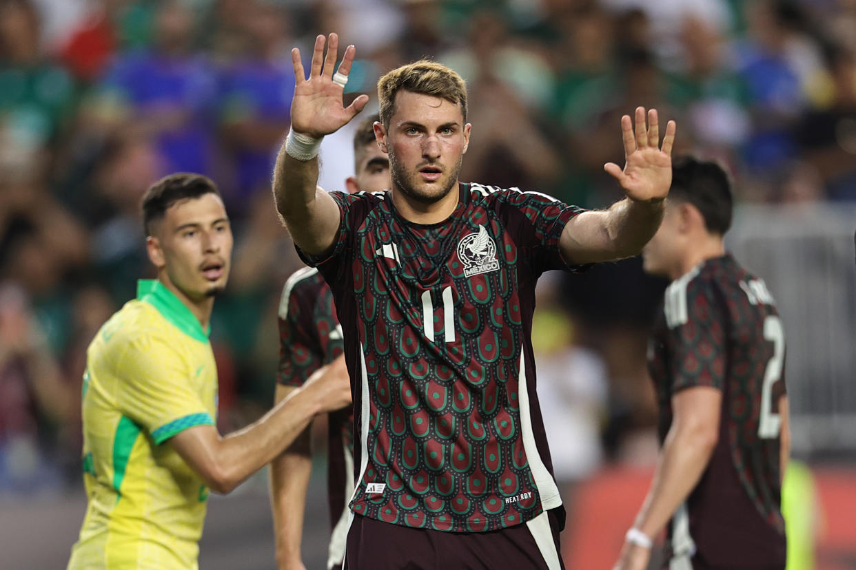 Santiago Giménez el sábado en el partido entre México y Brasil. (Omar Vega/Getty Images)