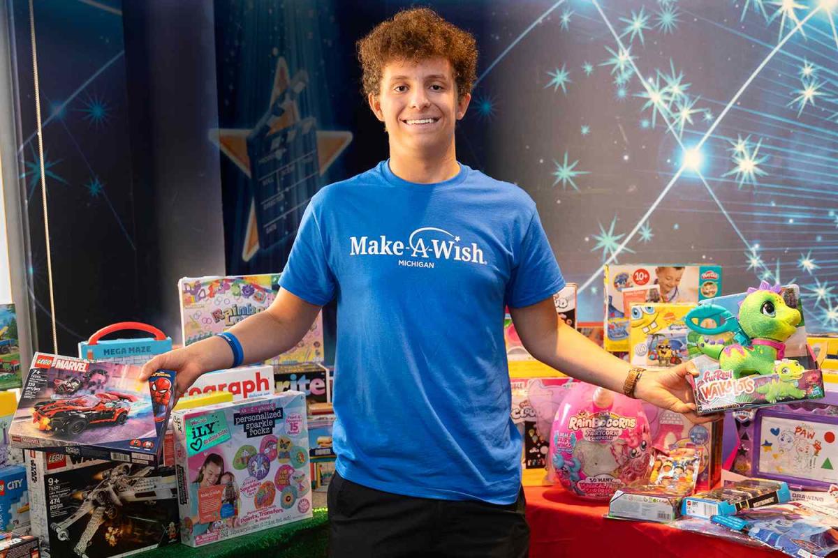 teen-with-brain-tumor-uses-his-make-a-wish-to-throw-christmas-in-july