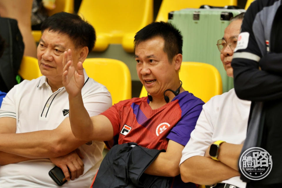 中國香港乒乓球隊總教練李靜（中）到場觀賽。