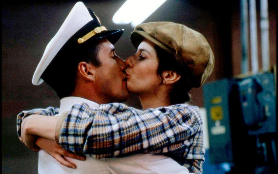 Richard Gere and Debra Winger in the 1982 film An Officer and a Gentleman - Alamy