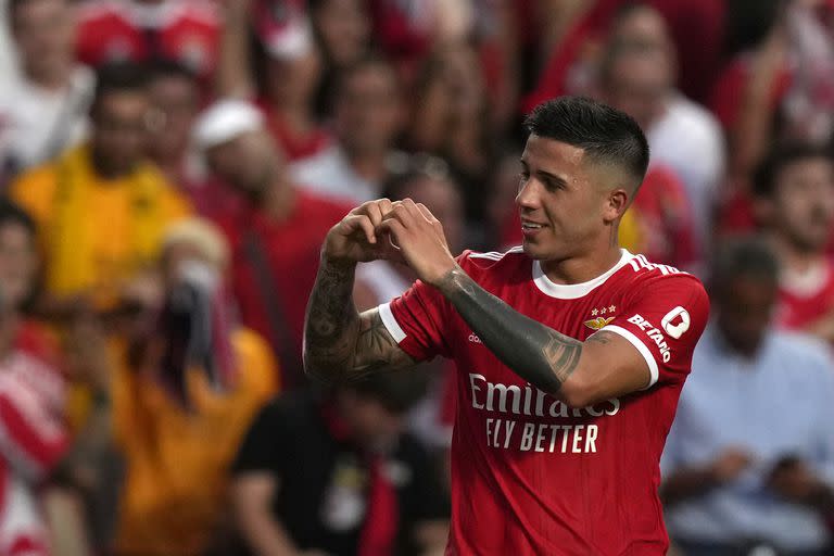 En Benfica continuó con su nivel en alza, disputó la Copa del Mundo con Argentina y además de ser campeón fue elegido como el mejor jugador joven del Munidial