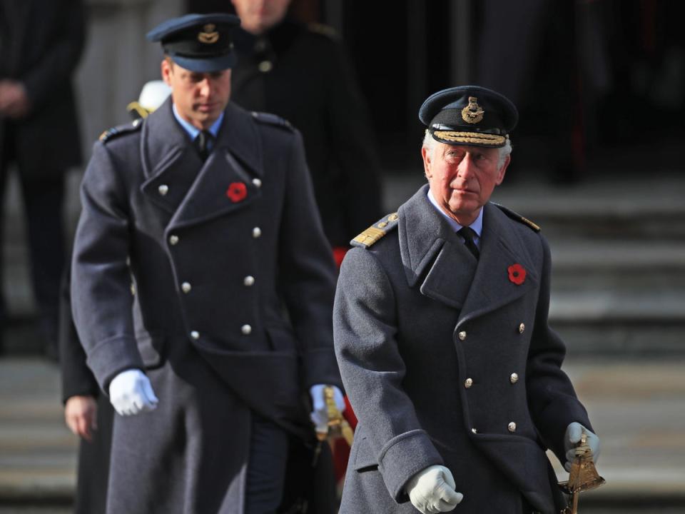 Uno de los temas principales en el libro de Scobie es el supuesto distanciamiento entre el rey Carlos y el príncipe William (Getty)