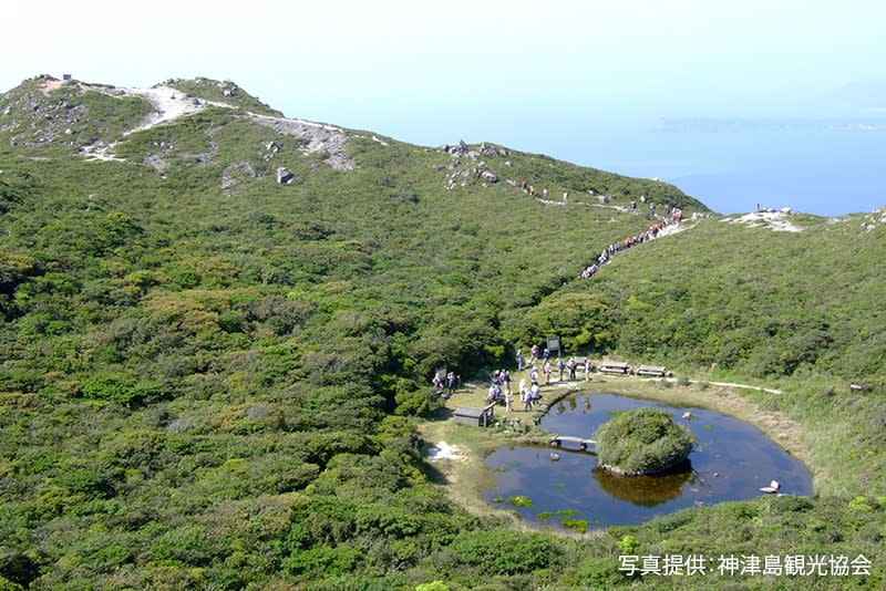 愛好爬山者可以挑戰攀爬神津島上最高的「天上山」，爬上海拔572公尺的山頂，一探心型的「不動池」。   圖：©TCVB／提供