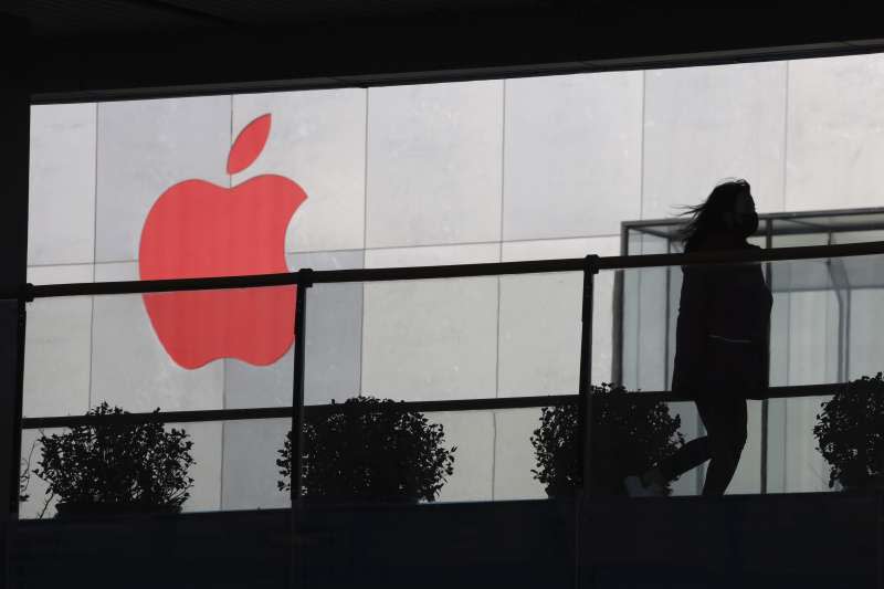 位於中國北京的蘋果直營店。蘋果公司以中國智慧型手機銷售趨緩為由，逾15年來首度下修單季營收預測。(AP)