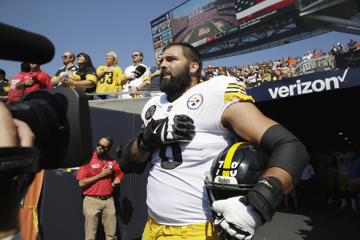 El <em>footballer</em> español Alejandro Villanueva escuchando el himno nacional estadounidense antes del partido. (AP Photo/Nam Y. Huh)