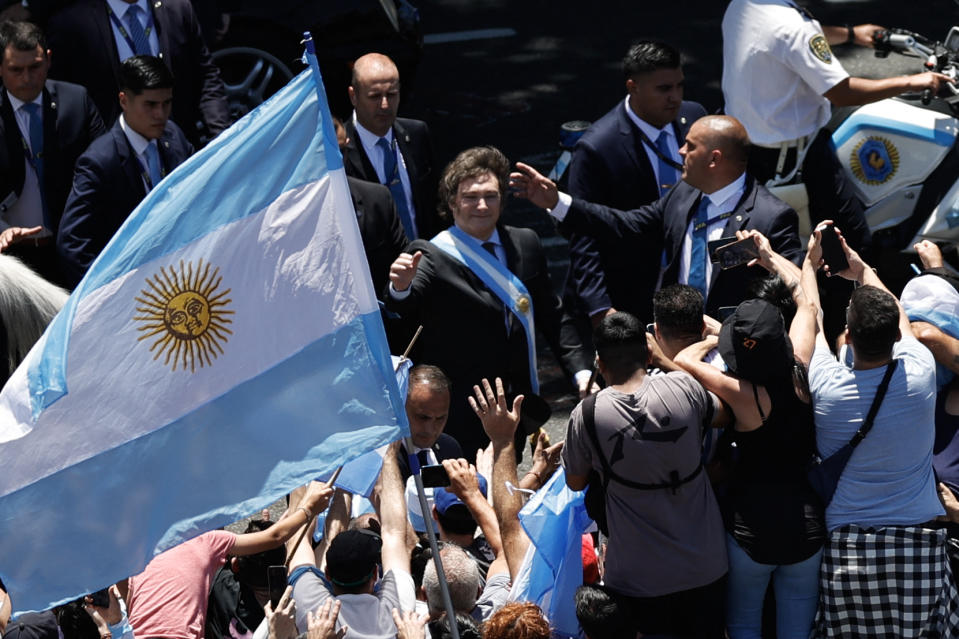 La fiesta en las calles de Buenos Aires: rumbo a la Casa Rosada