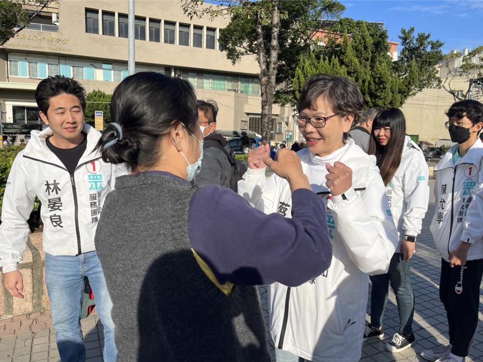 民眾黨前立委蔡壁如雖敗猶榮，14日展開謝票行程。（陳淑娥翻攝）