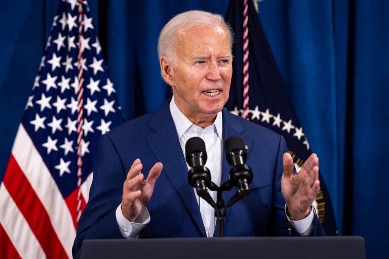 El presidente de Estados Unidos, Joe Biden, habla después de que su oponente republicano, Donald Trump, resultara herido tras un tiroteo en un mitin electoral en Pensilvania, en el Departamento de Policía de Rehoboth Beach
(SAMUEL CORUM / AFP)