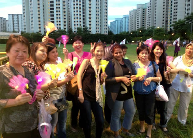 Early attendees of the People's Action Party rally on 18 January 2013. (Yahoo! photo)