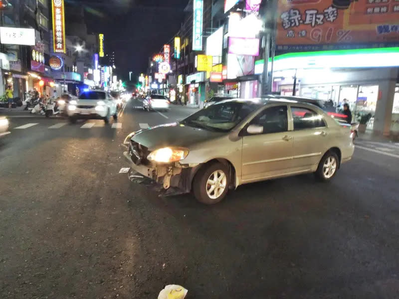 ▲高雄男駕車抽菸拒檢加速逃逸，連撞1輛轎車、6部機車，造成2名騎士受傷送醫，警方鎖定對象全力緝捕中。（圖／記者郭凱杰翻攝）