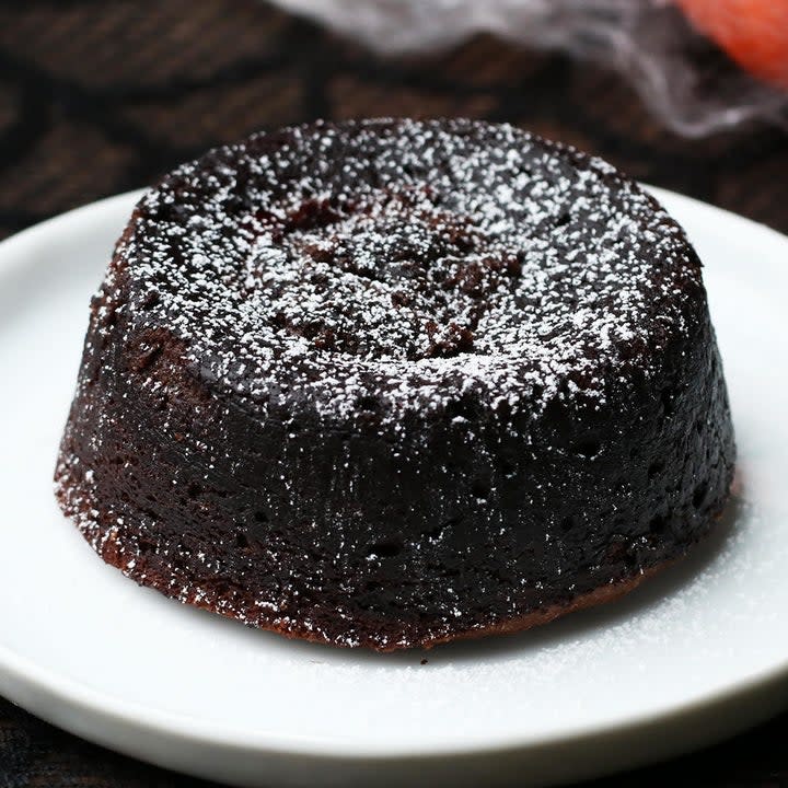 chocolate lava cake with sugar dusting