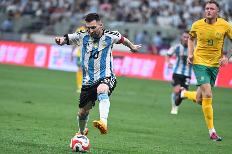 Lionel Messi en acción en el encuentro que el seleccionado nacional le disputó a su par de Australia