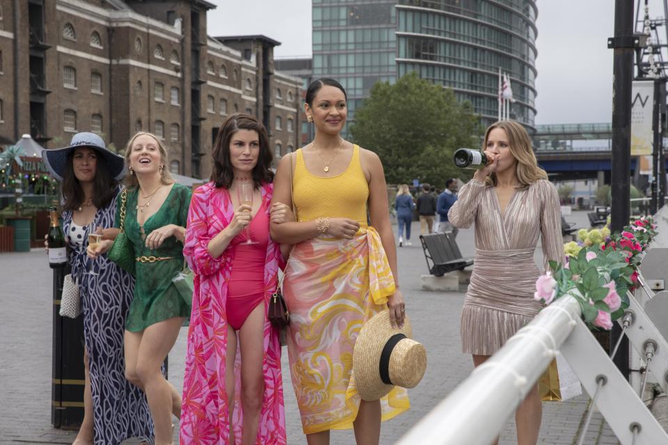 THE PEOPLE WE MEET AT THE WEDDING, Cynthia Addai-Robinson (in yellow), Kristen Bell (right), 2022. Ph: Laurie Sparham /& #xa9;  Courtesy of Amazon Prime Video / The Everett Collection