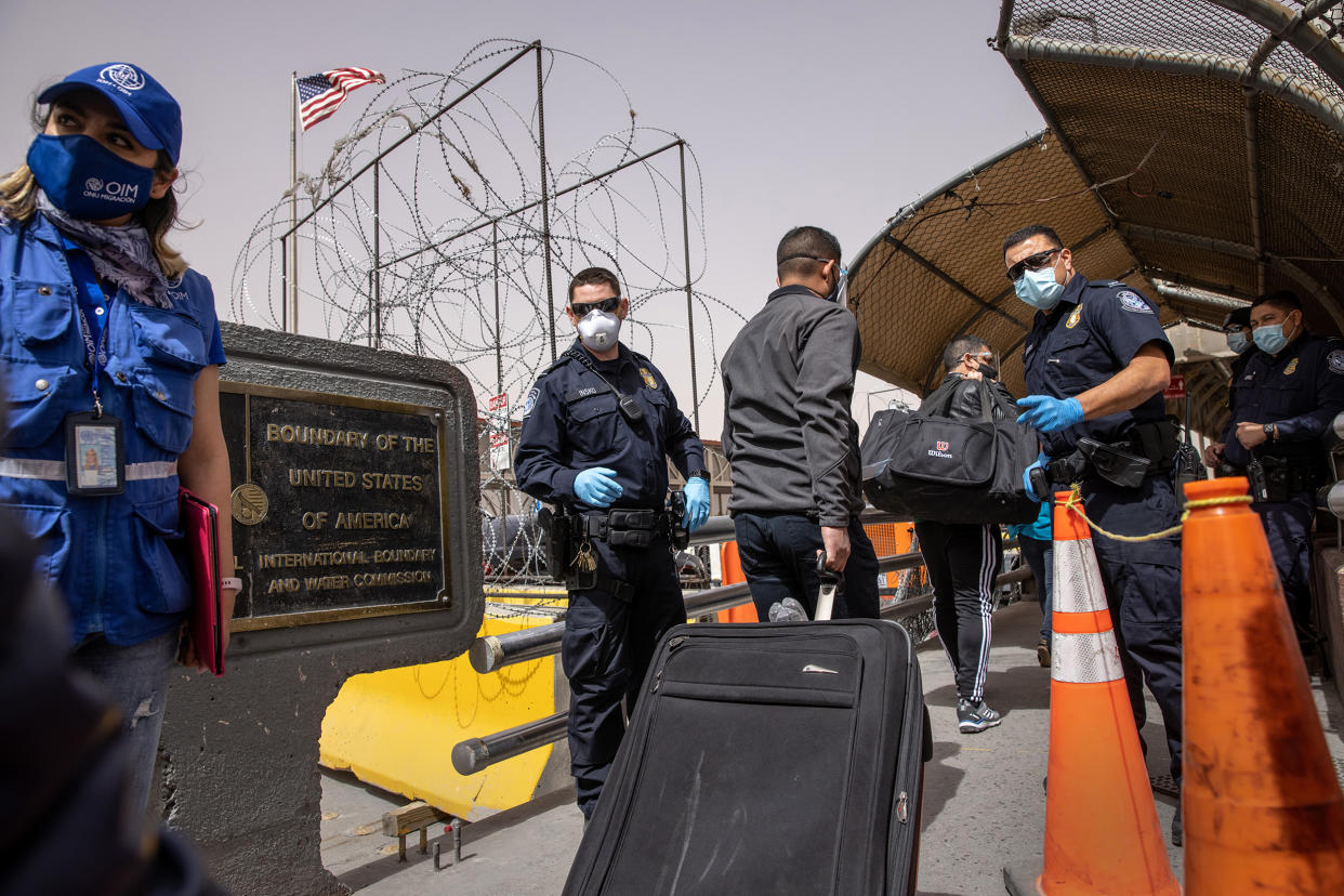 Migrants Cross From Mexico Into U.S. Near Ciudad Juarez (John Moore / Getty Images file)