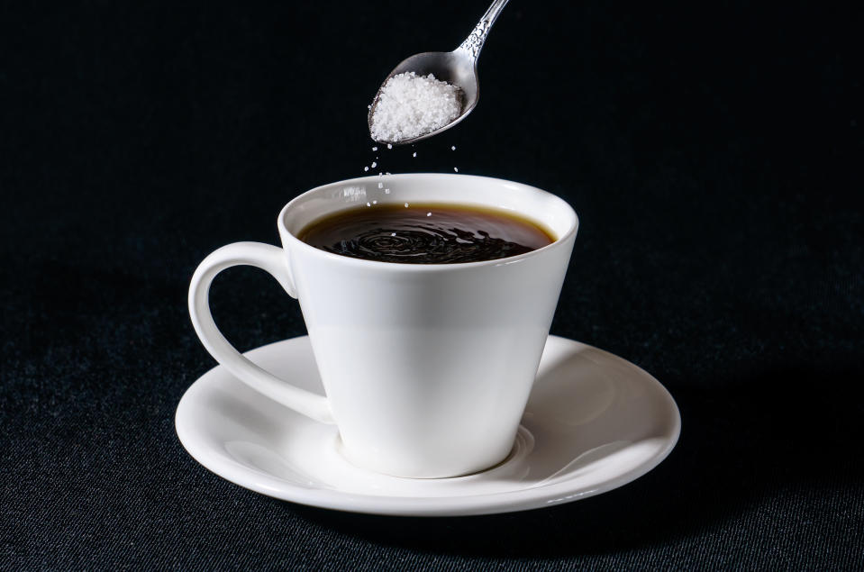 Salz im Kaffee soll den bitteren Geschmack neutralisieren. (Bild: Getty Images)