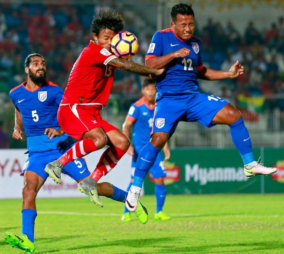 <p>Beim Fußballspiel Indien gegen Myanmar im Rahmen des Asian-Cups bekommt Phyo Ko Ko Thein den Ball mitten ins Gesicht. (Bild: Lynn Bo Bo/EPA) </p>