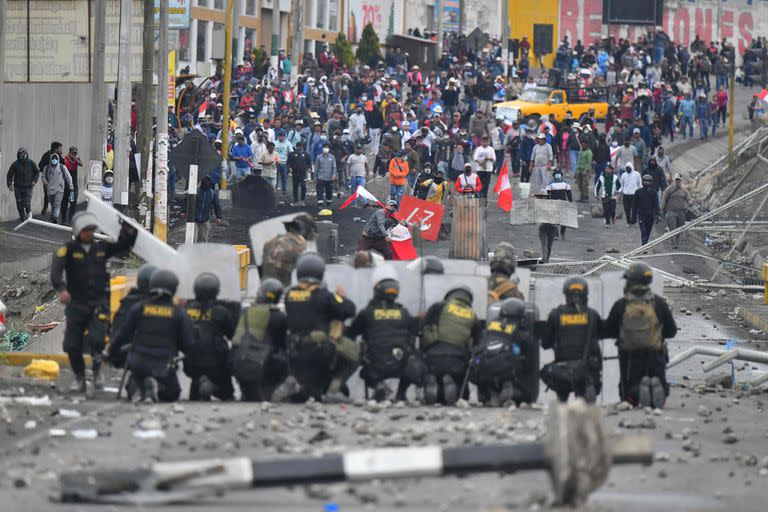 Manifestantes se enfrentan a los policías antidisturbios en el puente Añashuayco en Arequipa, Perú, durante una protesta contra el gobierno de la presidenta Dina Boluarte y para exigir su renuncia el 19 de enero de 2023