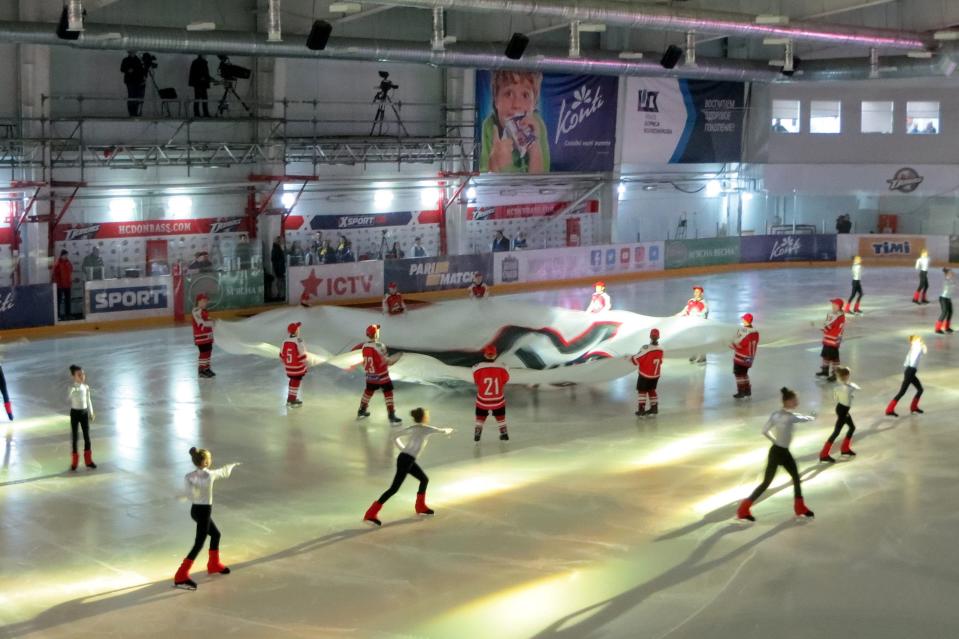 Figure skaters perform ahead of an ice hockey match at Altair (DRSA)