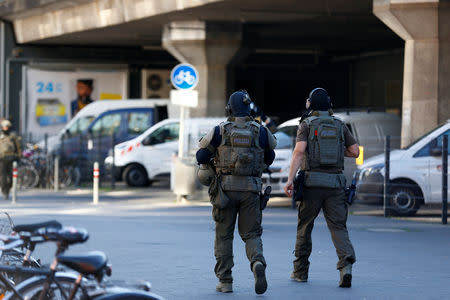 German special Police walks near the main train station in Cologne, Germany, October 15, 2018, after the train station was closed after hostage-taking. REUTERS/Thilo Schmuelgen