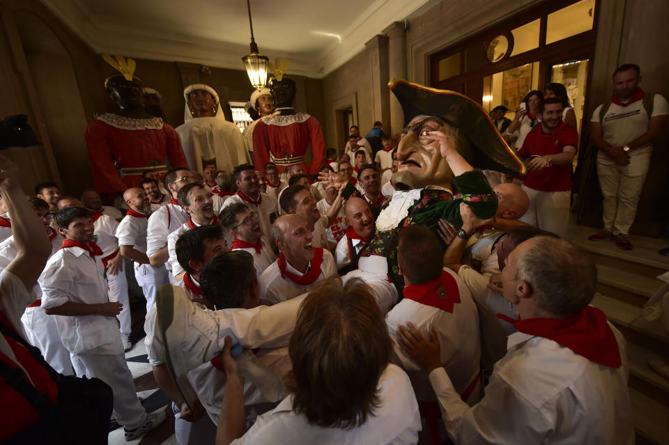 Miembros de la Comparsa de San Fermín participan en el último día de las Fiestas de San Fermín, el 14 de julio de 2022, en Pamplona, España. (AP Foto/Álvaro Barrientos)