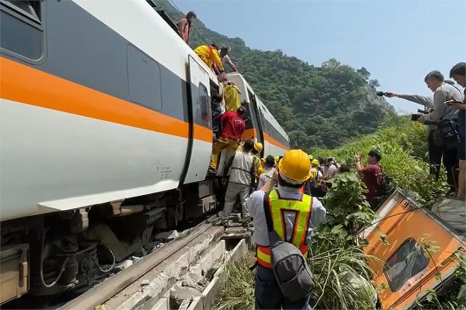 快新聞／太魯閣號遭工程車砸中出軌 民眾驚魂爬列車車頂逃生