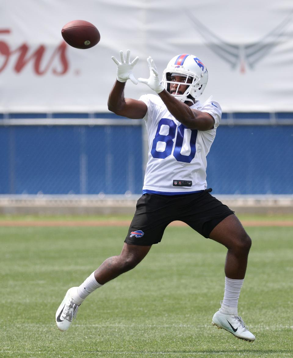 Bills receiver Jamison Crowder catching a pass during minicamp. 