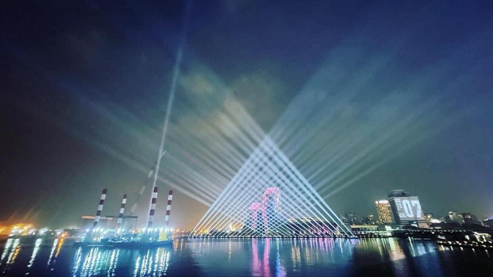 高雄流行音樂中心跨年雷射光雕秀試燈。（圖／漢來大飯店提供）