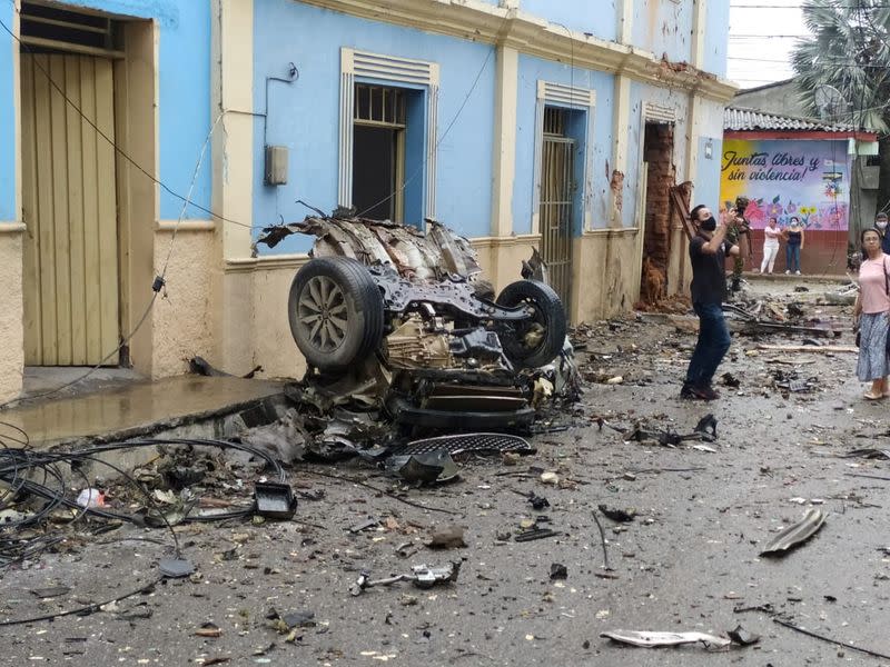 Los escombros se ven después de una explosión de un carro bomba fuera de la oficina de la alcaldía del municipio de Corinto